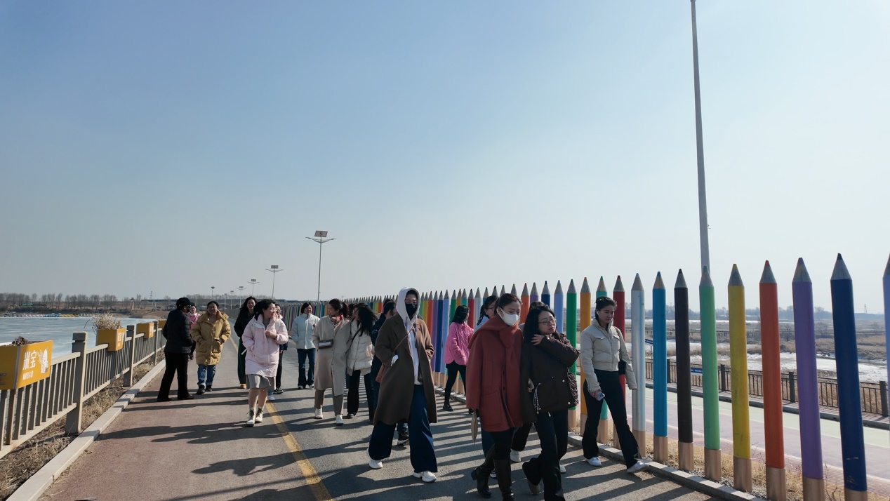 一群人站在围栏边AI 生成的内容可能不正确。